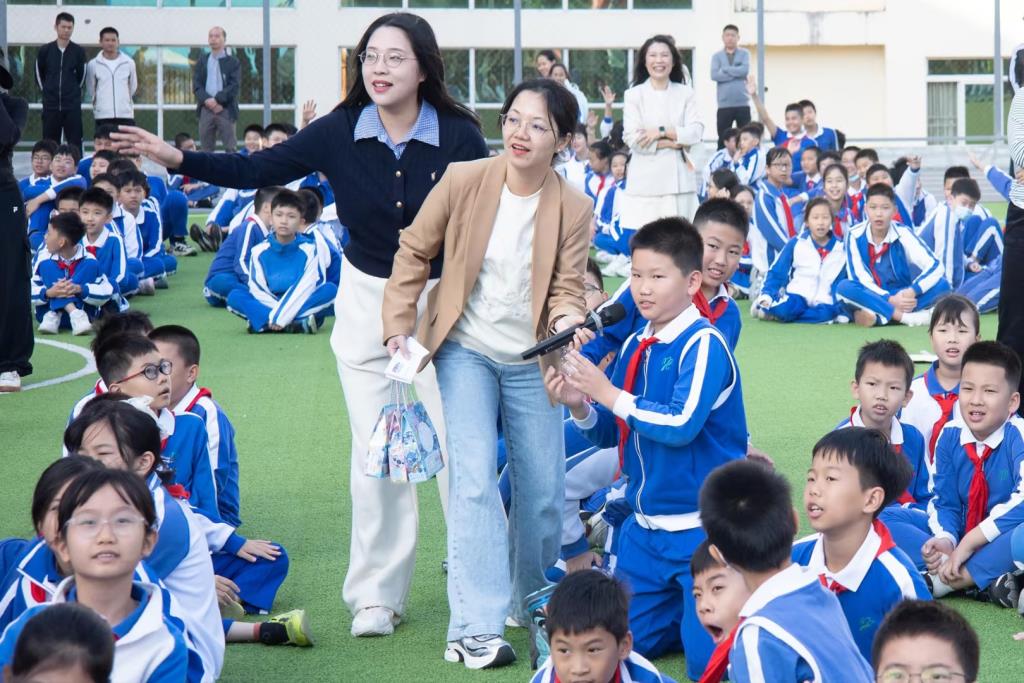 学生踊跃参与问答
