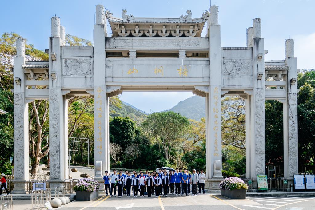 华美外国语学校高一学生自主登山活动