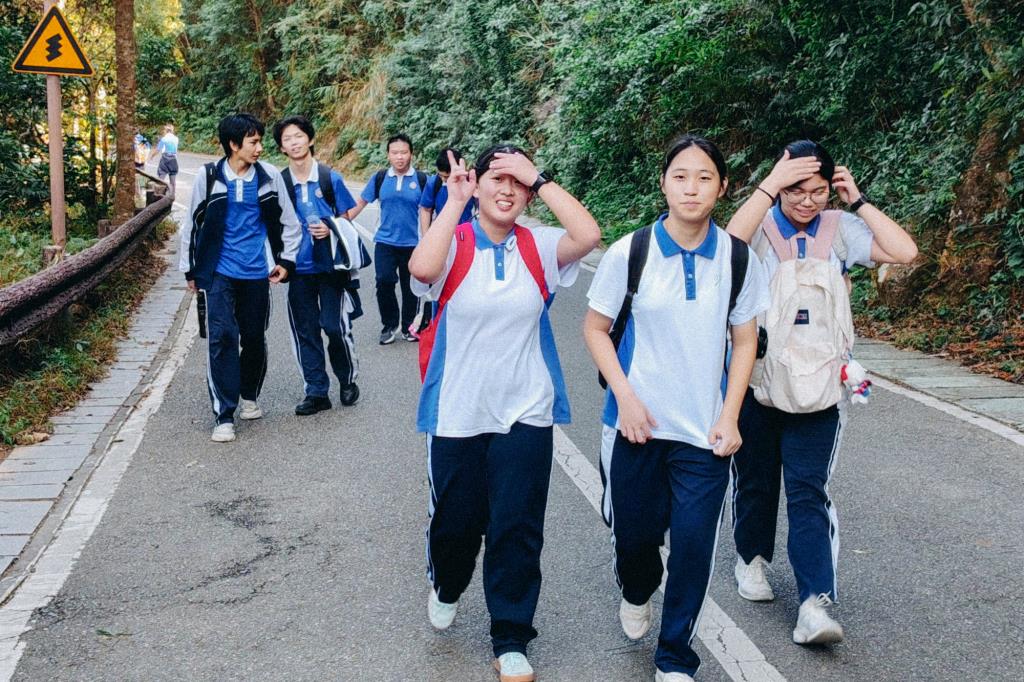 华美外国语学校高一学生自主登山活动