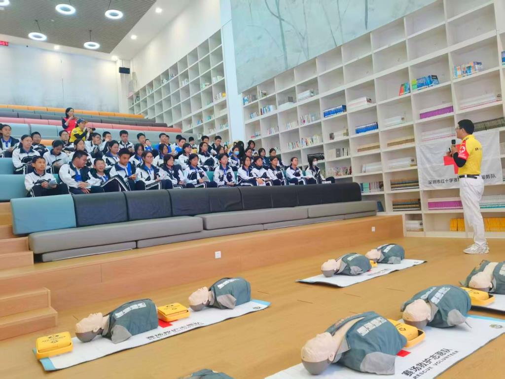 深北莫附属布心中学联合多方开展青少年急救技能专项培训