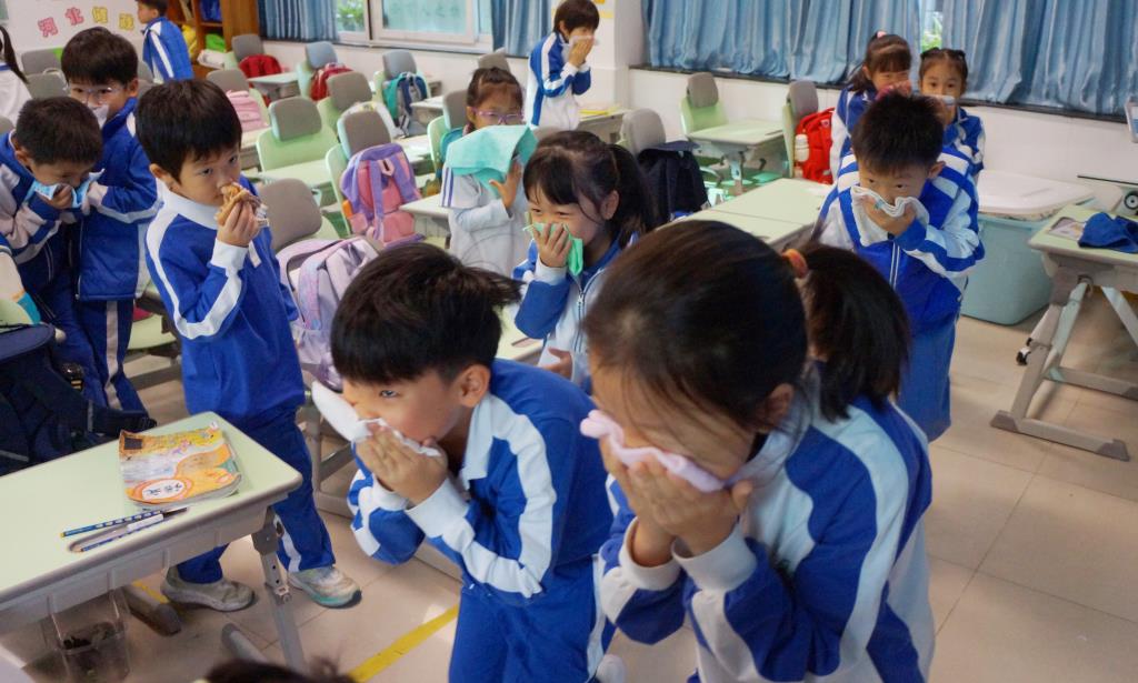 南湖小学开展消防疏散演练 筑牢校园安全“防火墙”