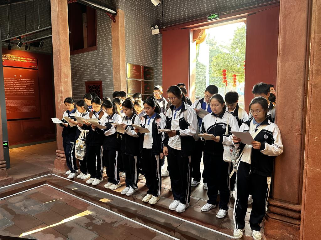 深圳市松泉实验学校举行2025年下半年新团员入团仪式