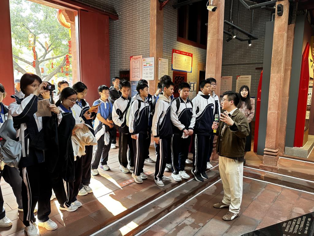 深圳市松泉实验学校举行2025年下半年新团员入团仪式