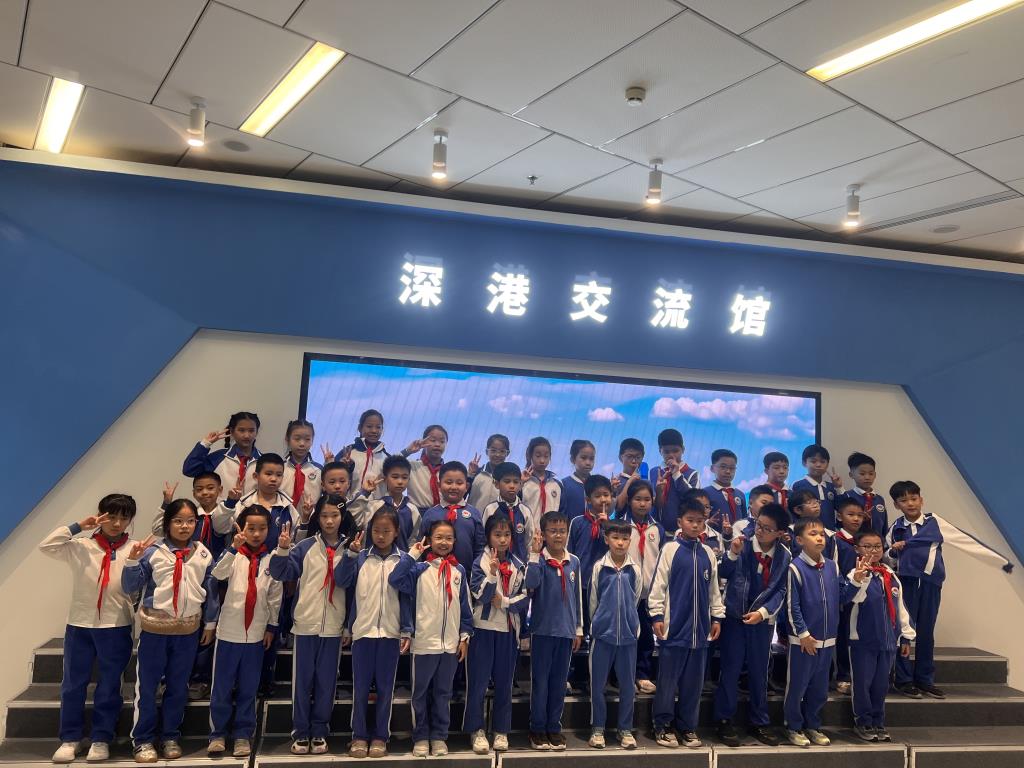 走进青少年活动中心开展科技实践  