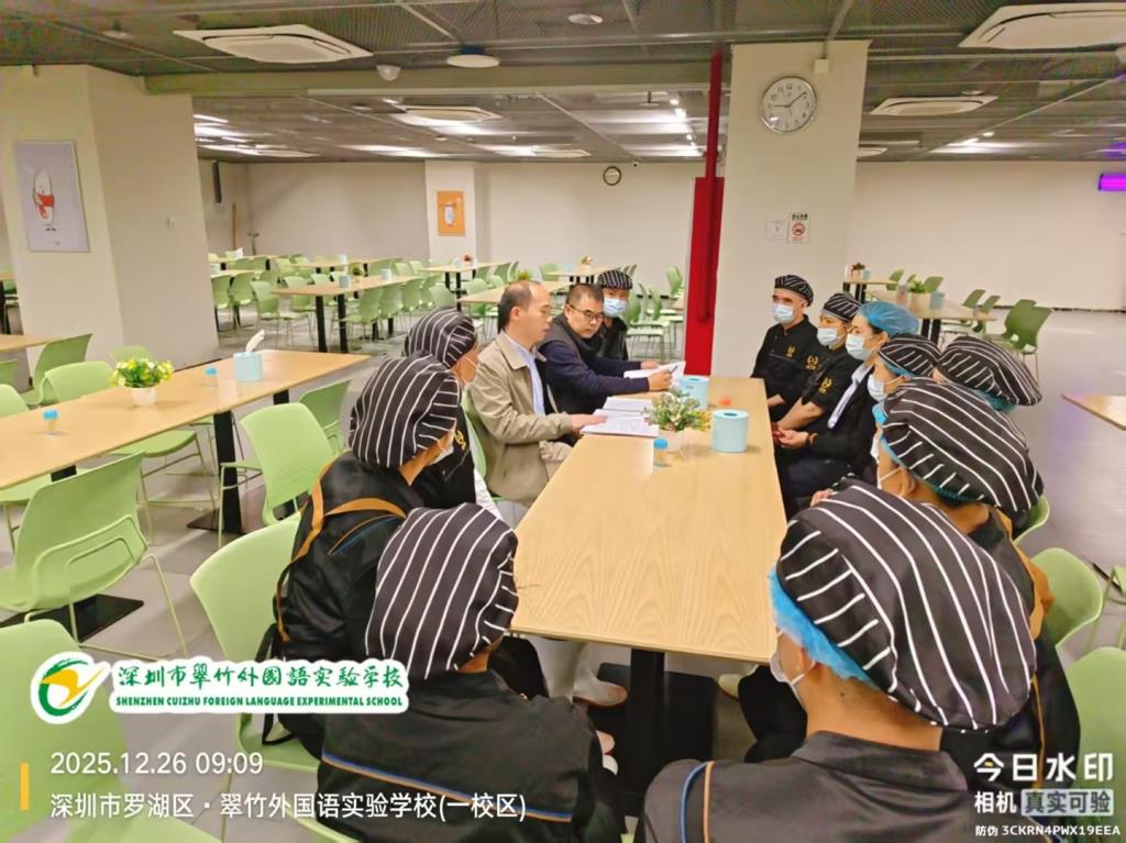 罗子强主任对食堂从业人员进行食品安全培训