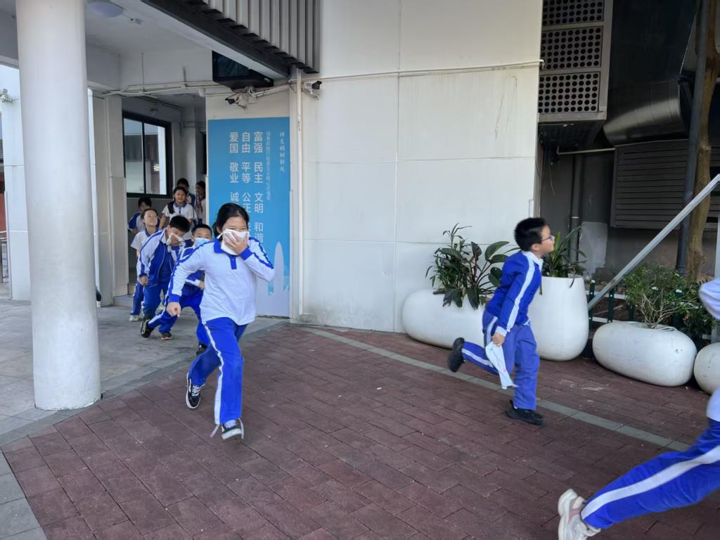 筑牢安全防线，守护生命成长——深圳市翠茵学校开展消防应急疏散