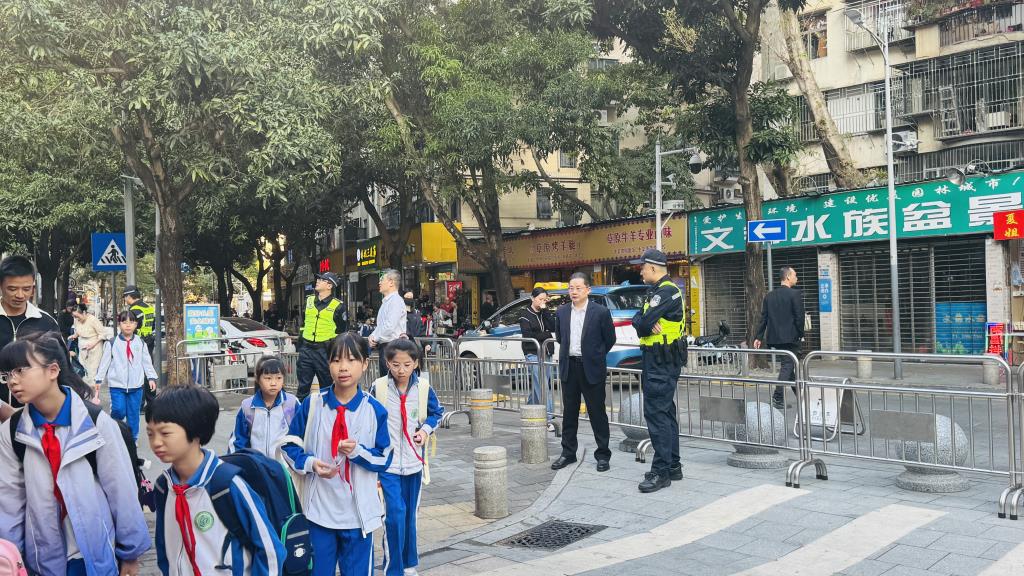 心系师生安全 警校共建平安校园
