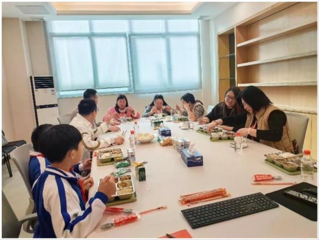 深圳市笋岗小学组织代表实地探访“心一餐”配餐企业