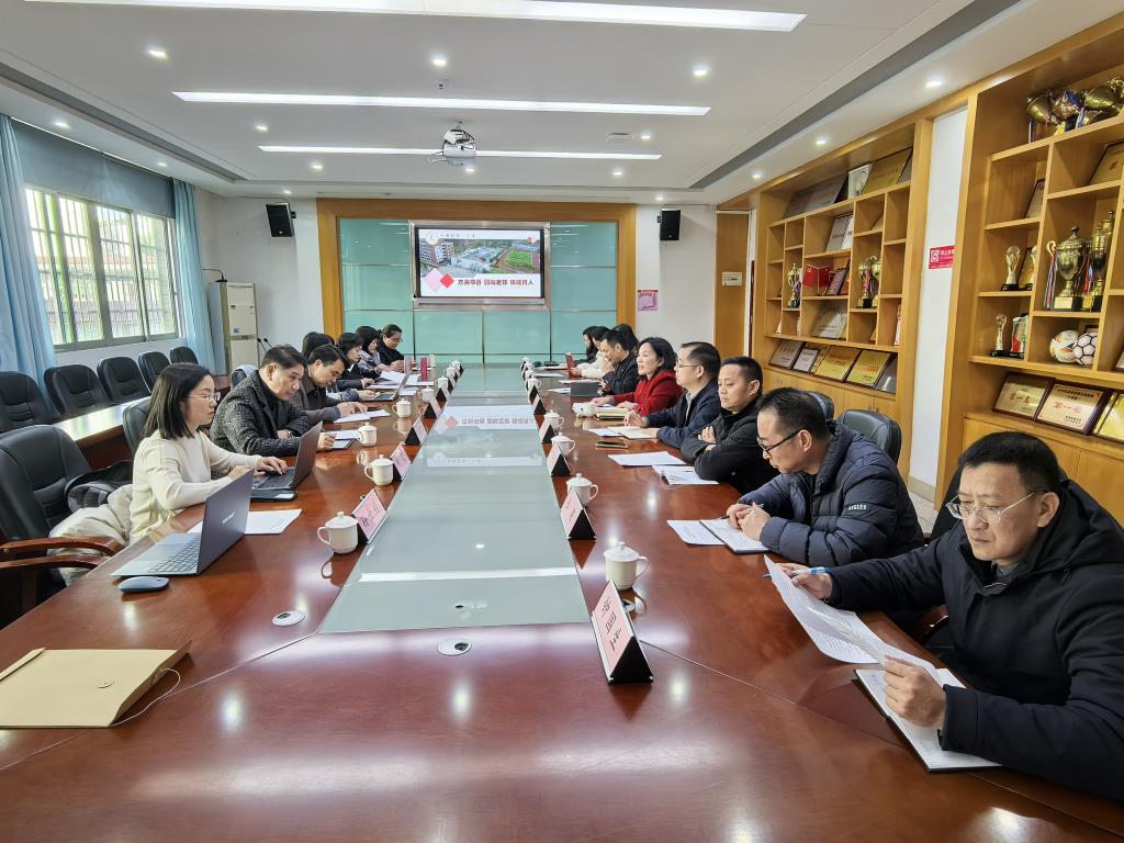 邹红燕校长汇报办学情况