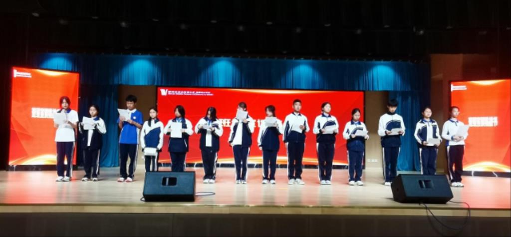 深北莫附属布心中学各班班长带领本班同学宣读