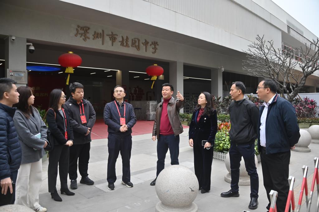 市区人大代表调研组到桂园中学进行视察