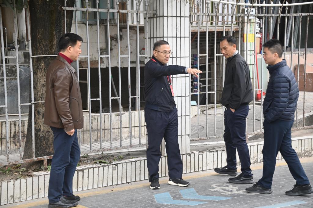 市区人大代表调研组到桂园中学进行视察