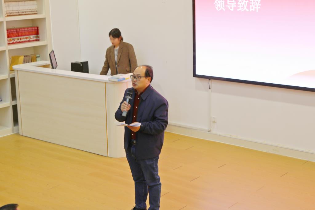 深北莫附属布心中学党总支书记李永义发表开幕致辞