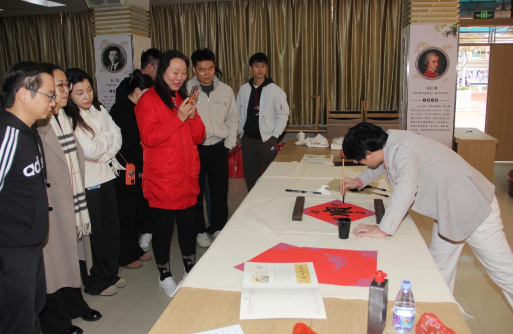 胡一帆老师到深圳市南湖小学送福贺新春