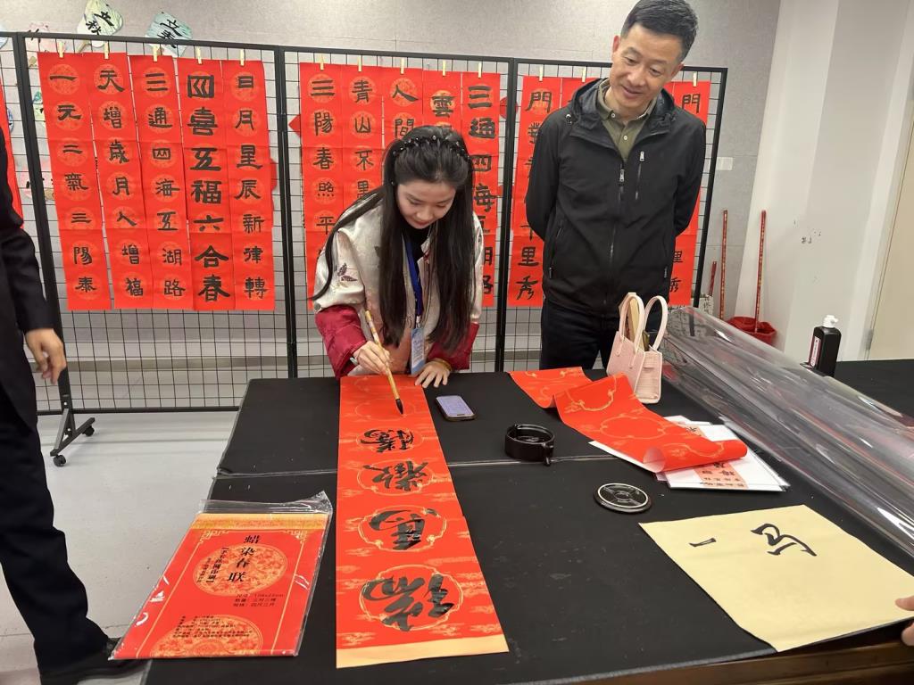 深圳市松泉实验学校举办"翰墨迎春，情暖园丁"师生迎春赠联活动