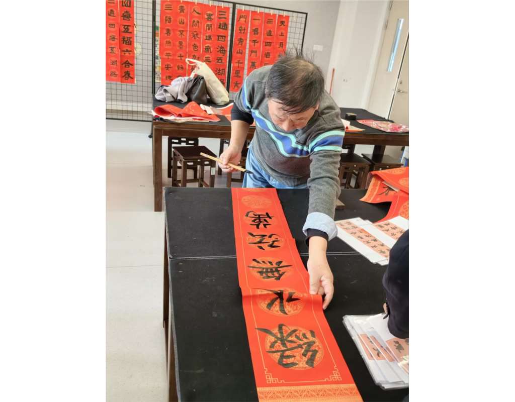 深圳市松泉实验学校举办"翰墨迎春，情暖园丁"师生迎春赠联活动