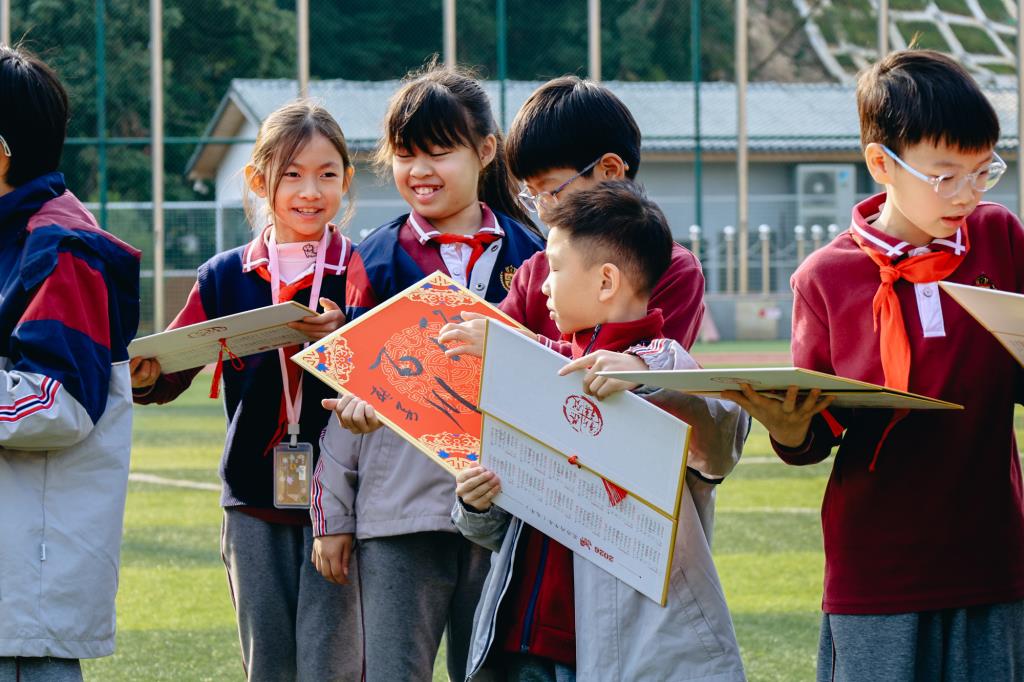 华美外国语学校师生共书百福迎新春