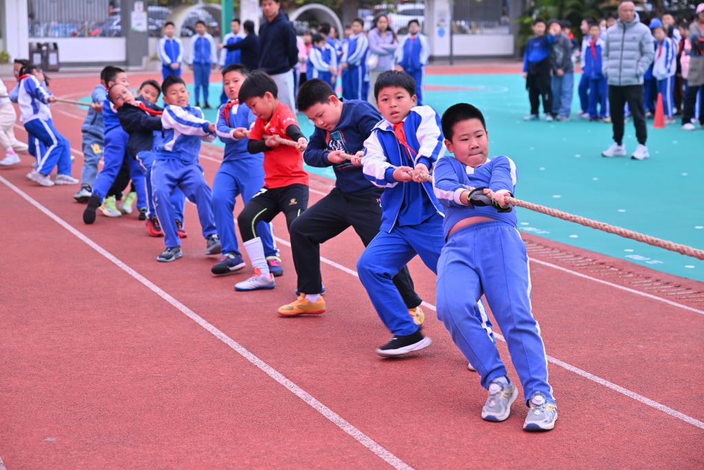 翠北实验小学“班主任杯”拔河比赛圆满落幕——激情赛场展风采，