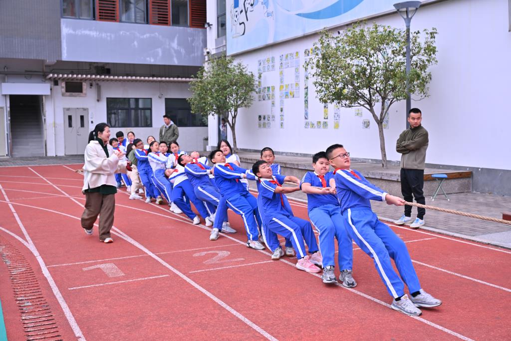 翠北实验小学“班主任杯”拔河比赛圆满落幕——激情赛场展风采，