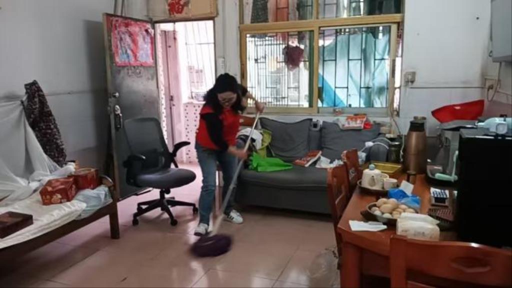 陈敏书记为孤寡长者打扫房间