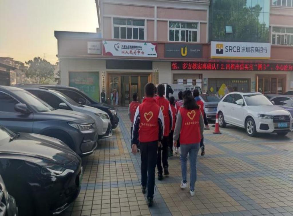师生志愿者分队探访孤寡长者