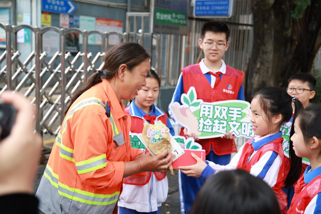 翠北实验小学雷锋月系列主题活动温情启幕