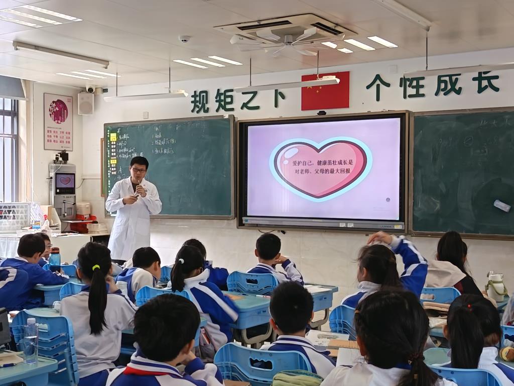 深圳市翠北实验小学“爸爸进课堂”温情献礼三八妇女节