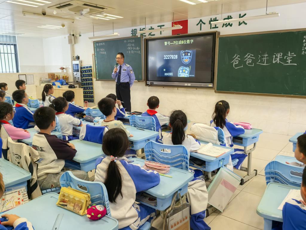深圳市翠北实验小学“爸爸进课堂”温情献礼三八妇女节