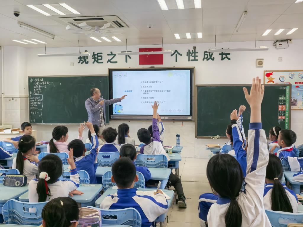 深圳市翠北实验小学“爸爸进课堂”温情献礼三八妇女节