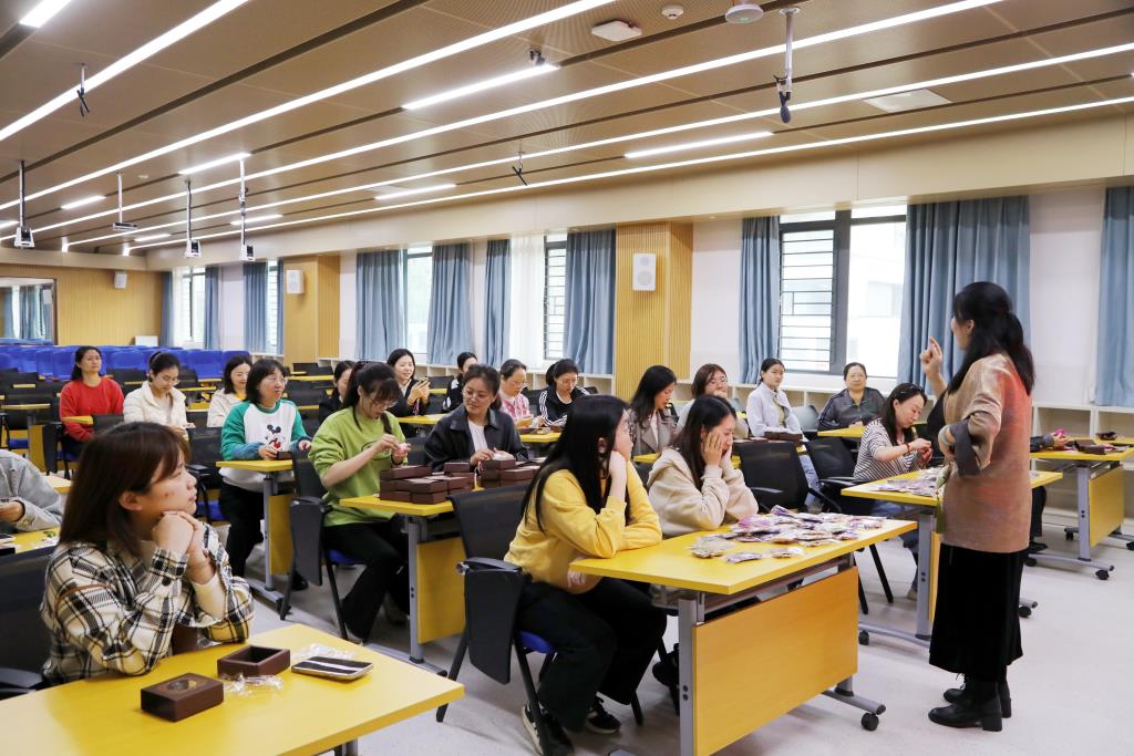 深北莫附属布心中学举办女神节香包DIY活动