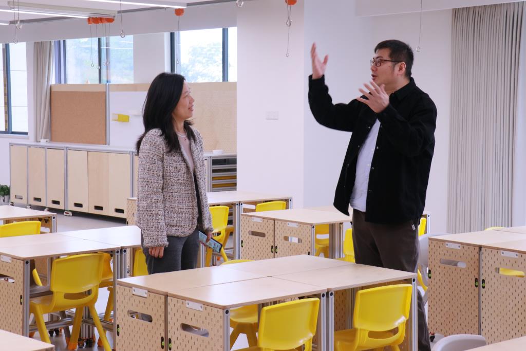 专家参观学校新质教室