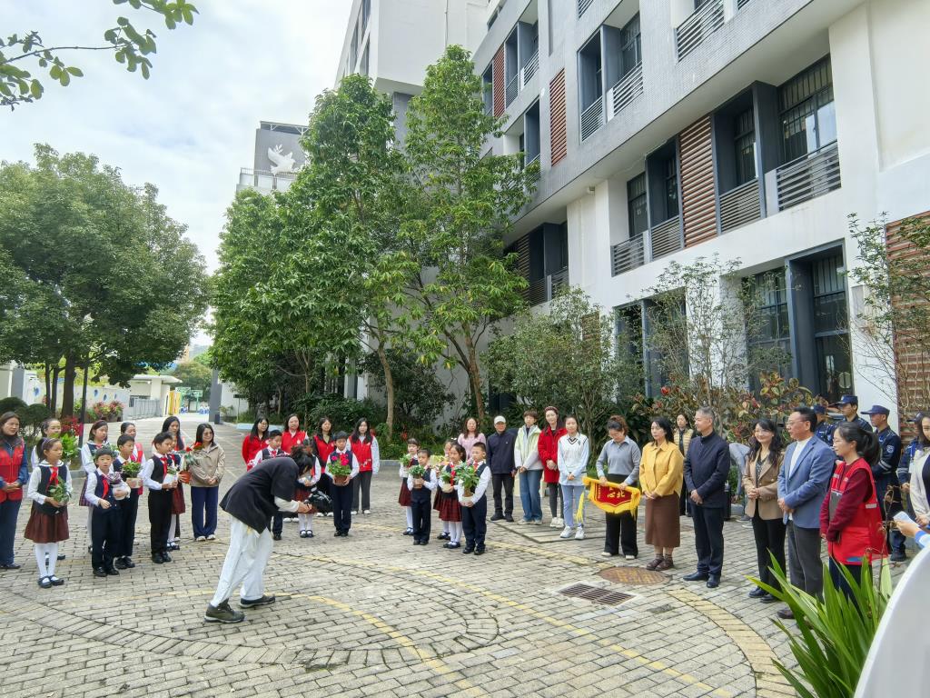 翠北实验小学40周年校庆植树节系列活动圆满举行