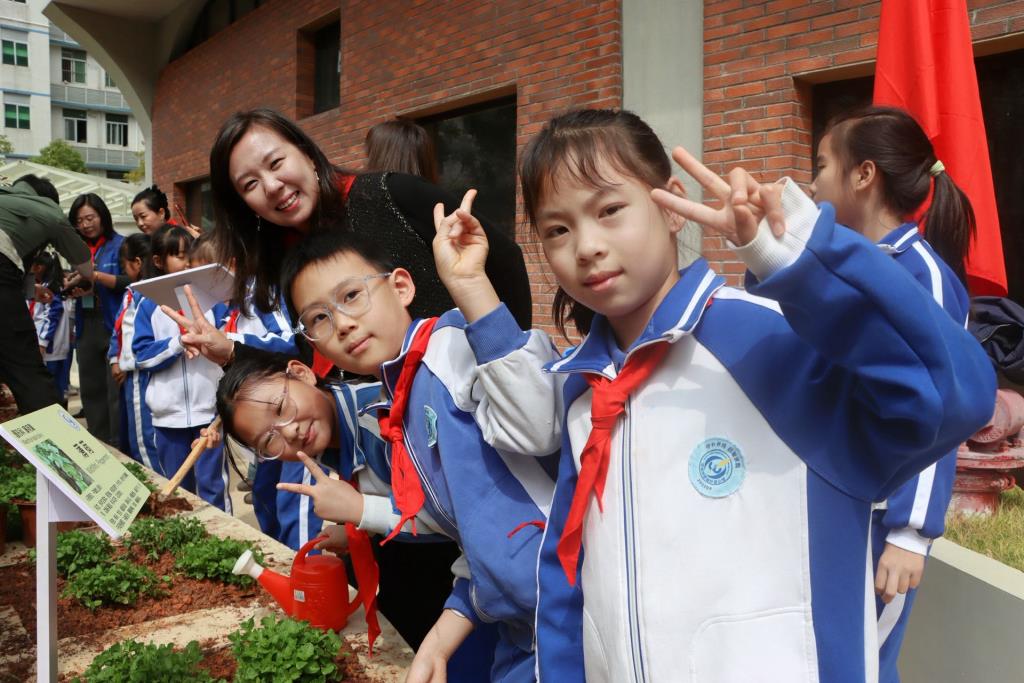 罗湖外语小学举办中医药进校园植树节主题活动