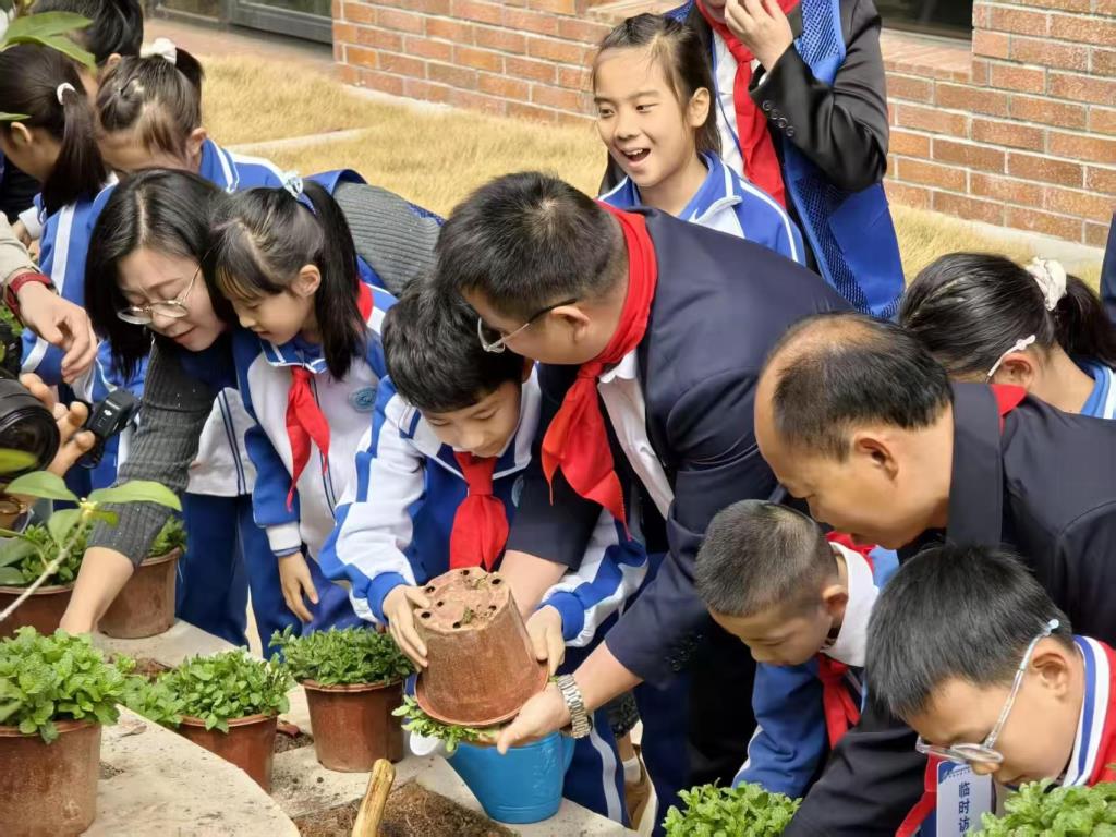 罗湖外语小学举办中医药进校园植树节主题活动