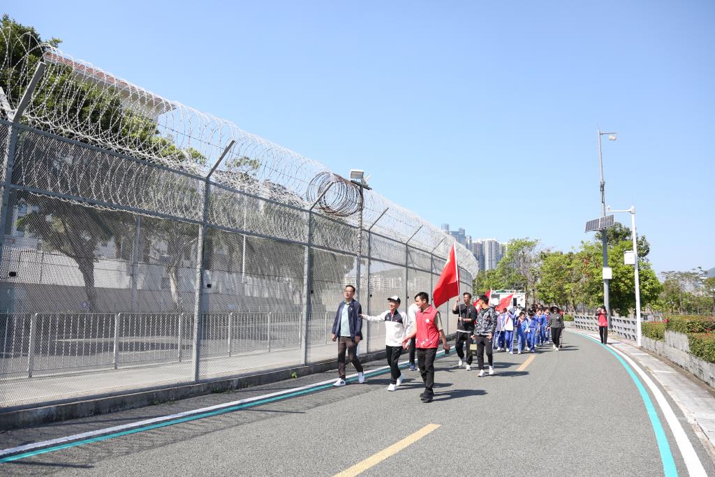 深圳市莲南教育集团安芳小学开展边防线徒步项目式学习实践活动