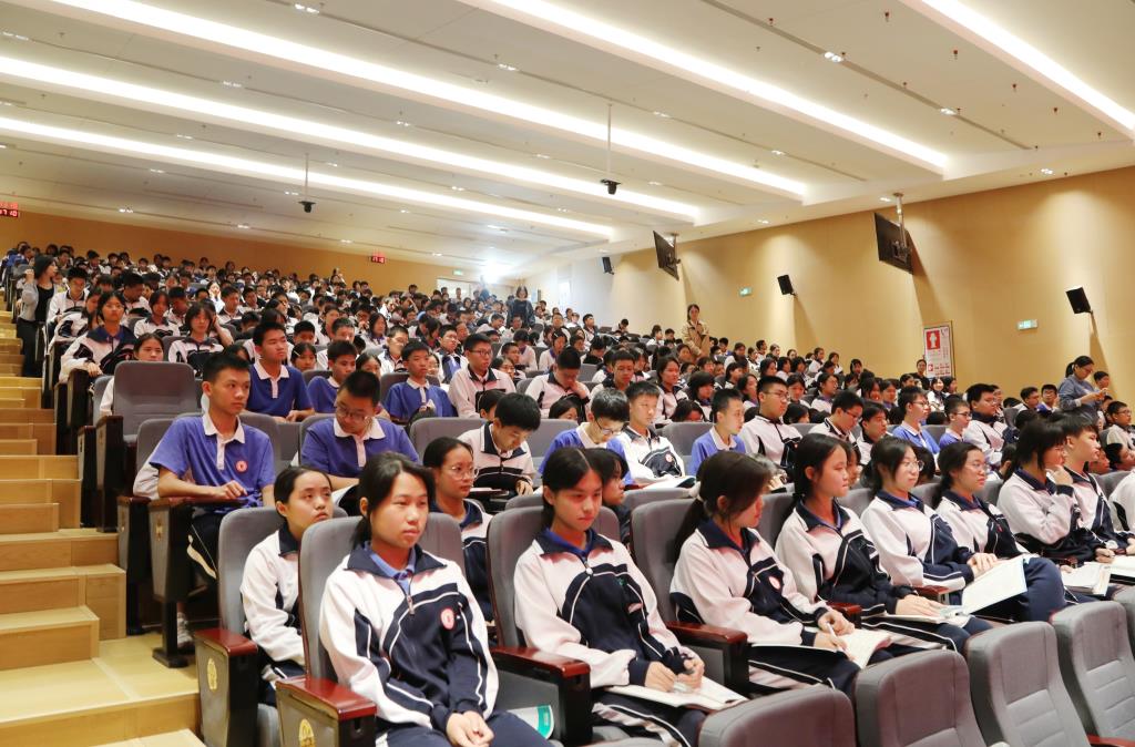 深北莫附属布心中学初二年级表彰大会