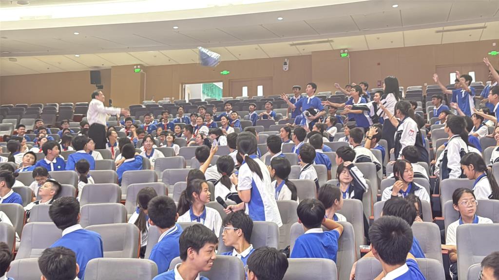 6.麦永冠处长和学生在亲情互动