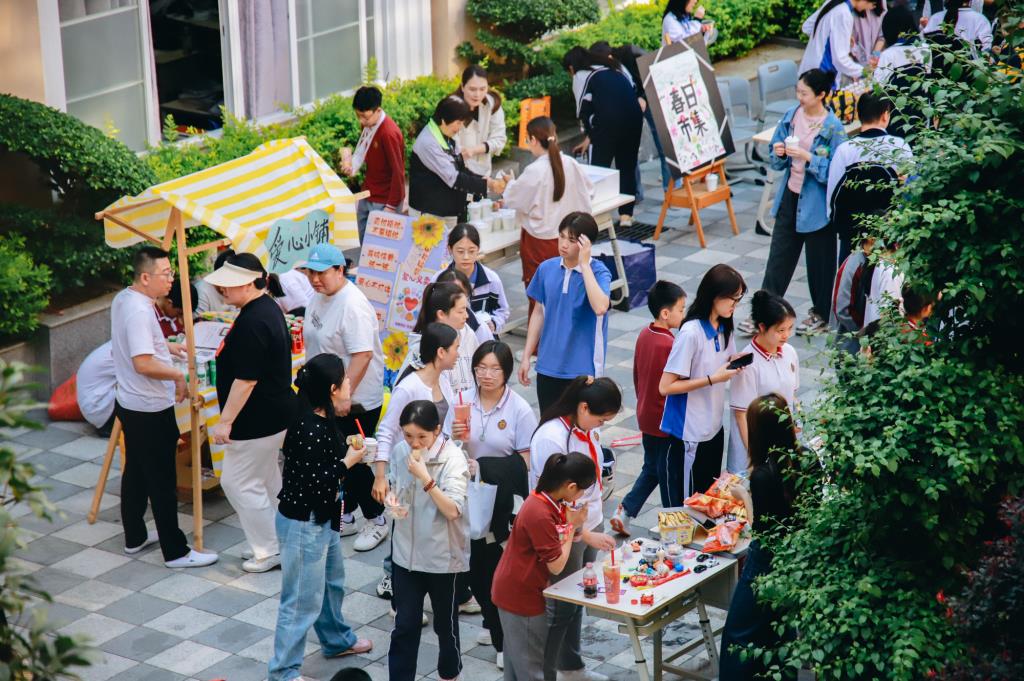 华美外国语学校学习雷锋月爱心义卖