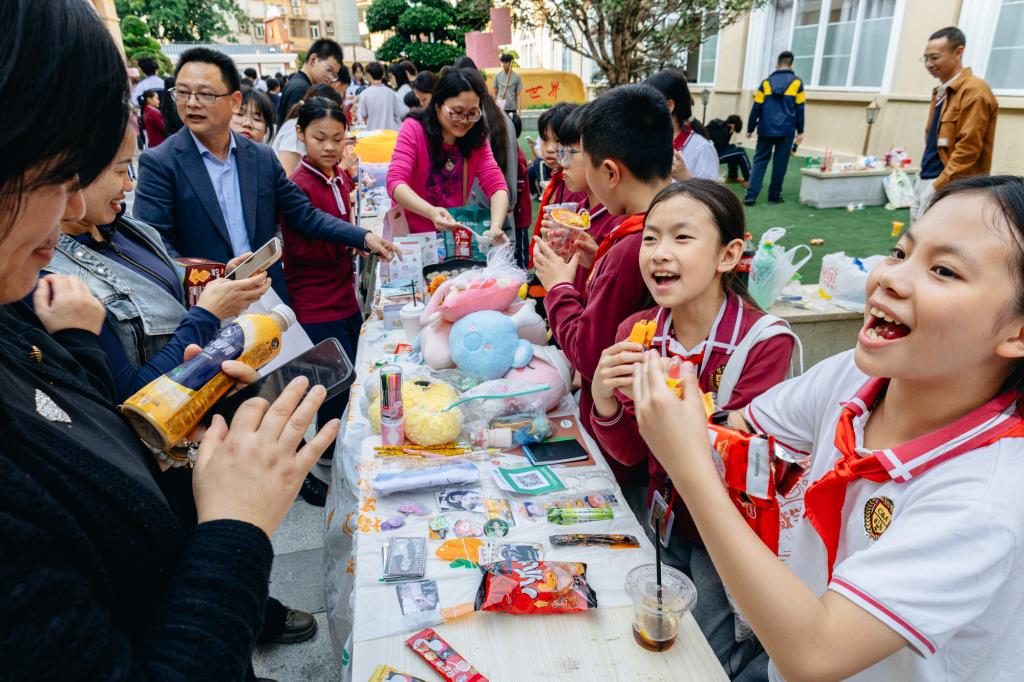 华美外国语学校学习雷锋月爱心义卖