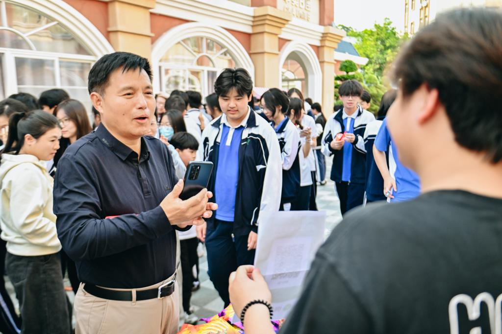 华美外国语学校学习雷锋月爱心义卖