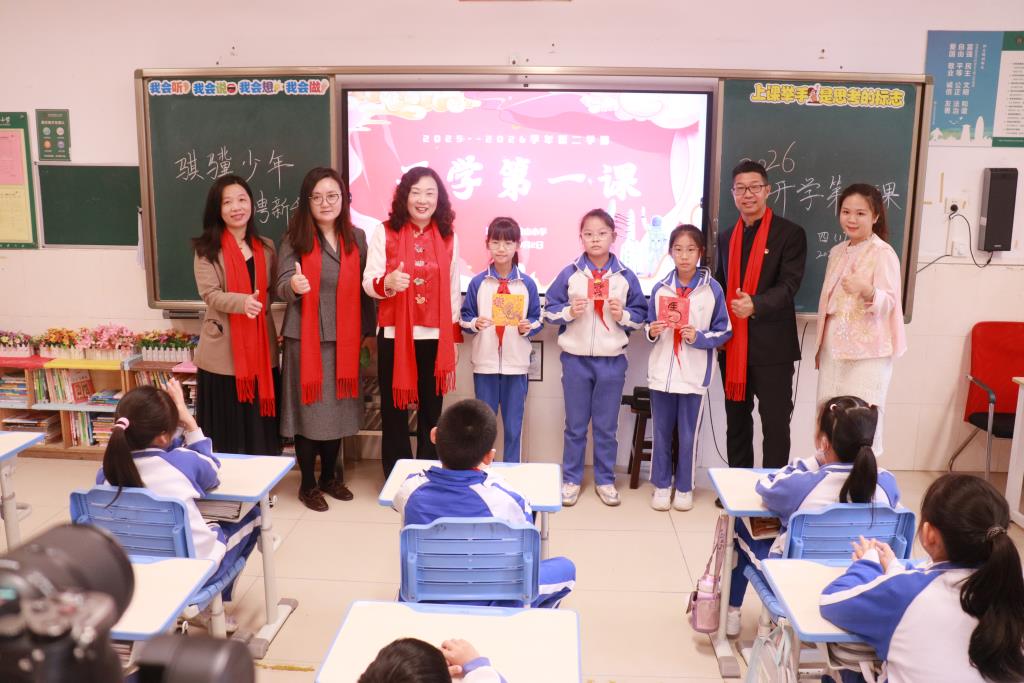 校领导深入班级互动交流