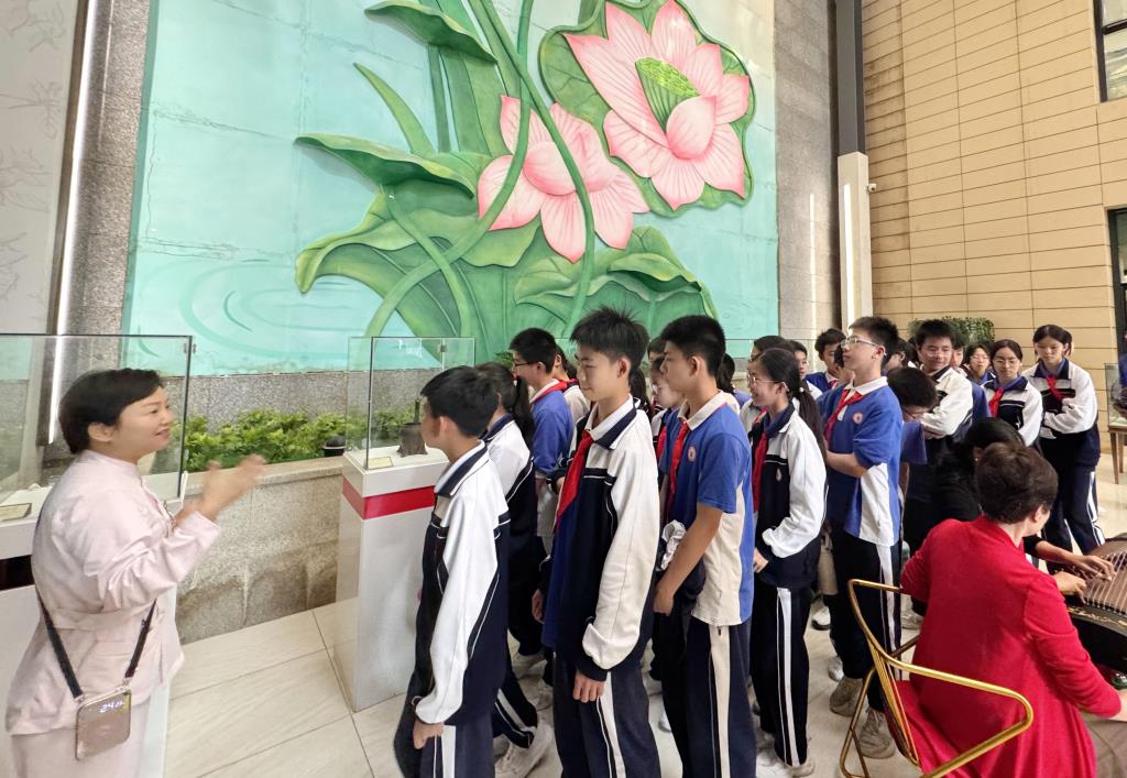 深北莫附属布心中学开展中医药文化红色研学活动