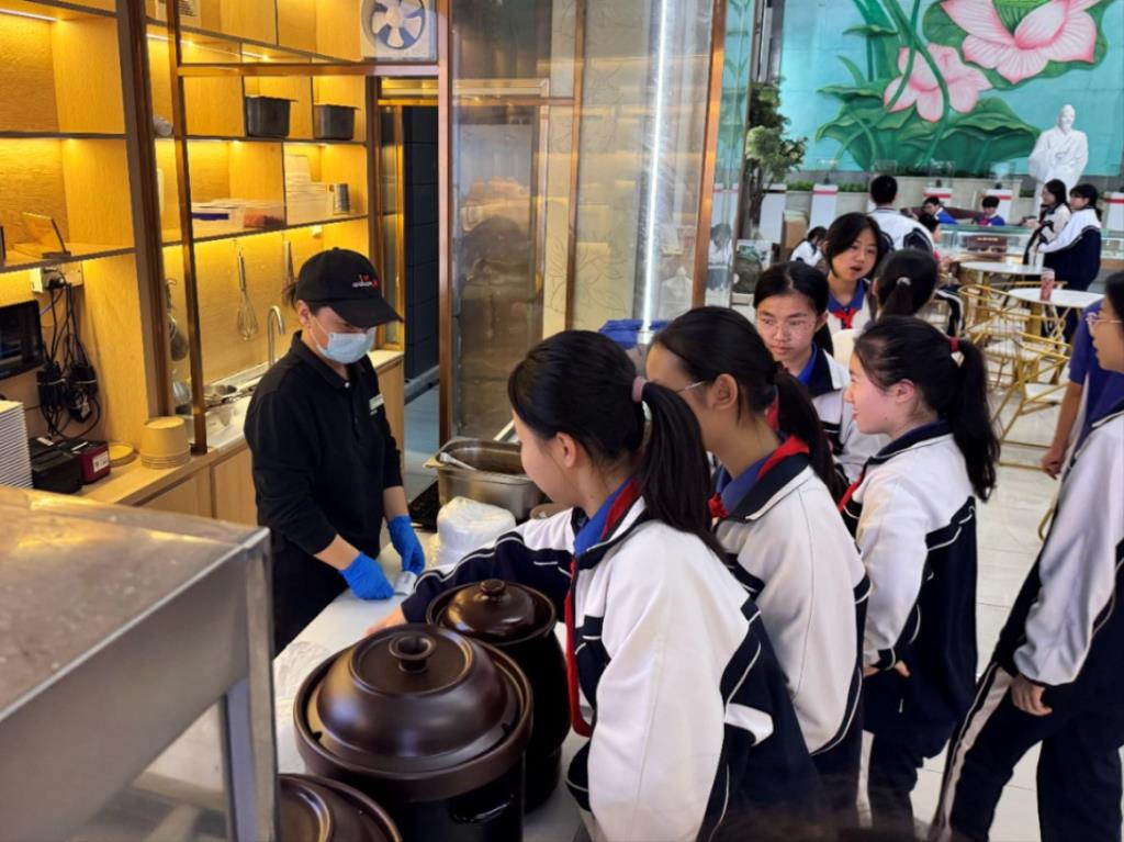 深北莫附属布心中学开展中医药文化红色研学活动