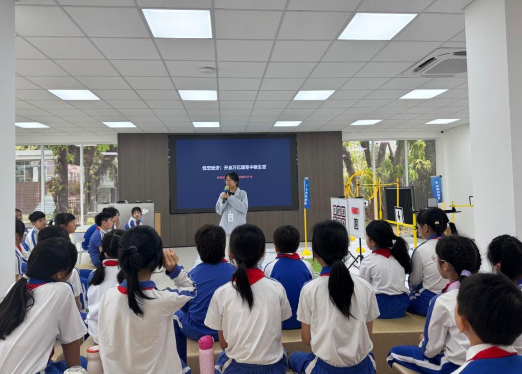 现场认真参加研学活动
