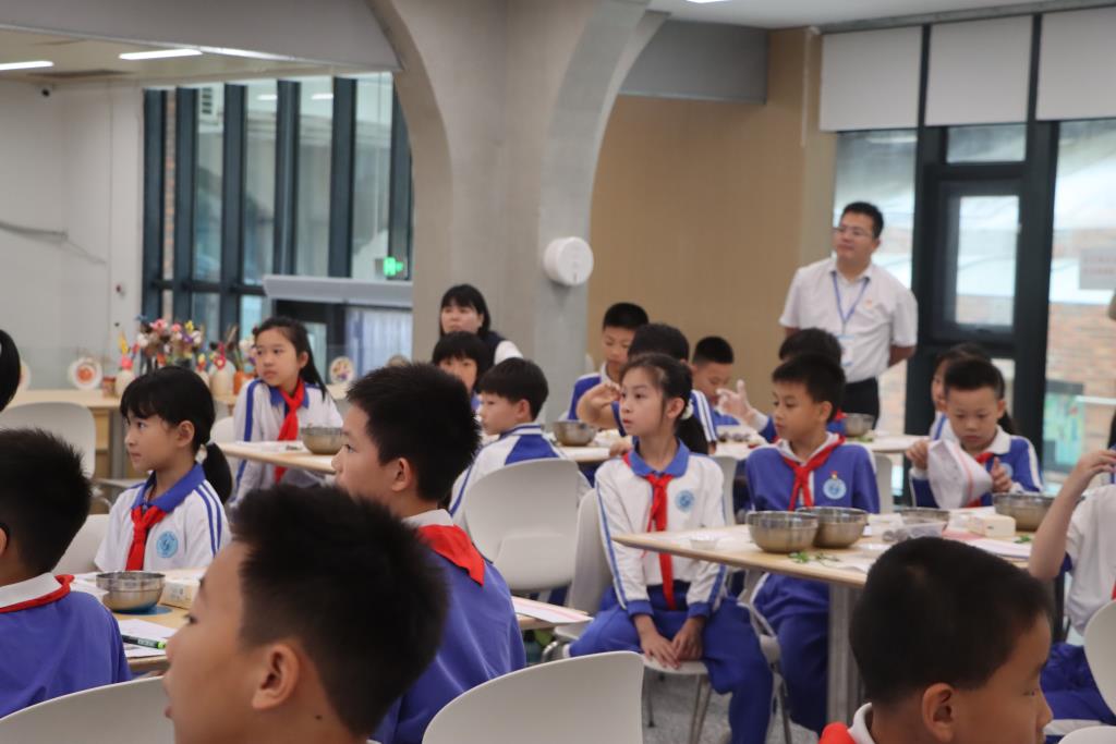 中医药+劳动教育，罗外小学师生解锁艾草青团新体验