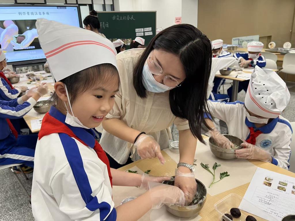 中医药+劳动教育，罗外小学师生解锁艾草青团新体验