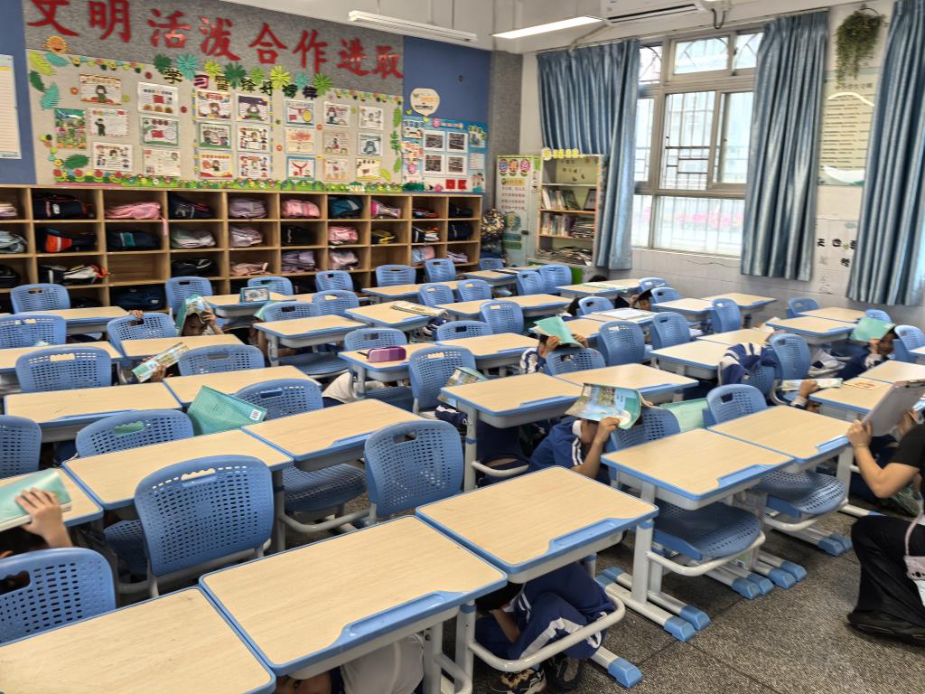洪湖小学开展地震应急疏散演练