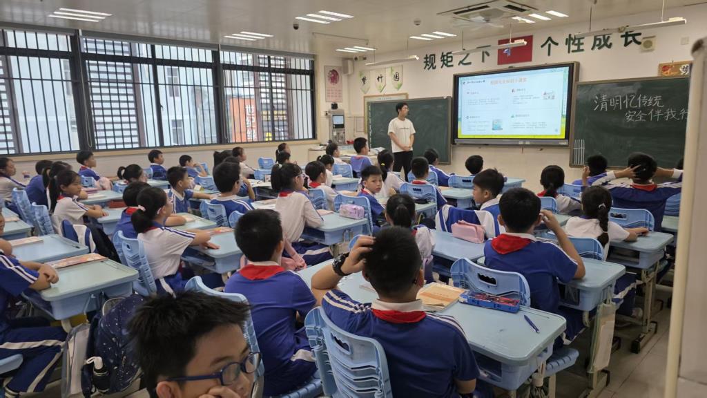 深圳市翠北实验小学第5周缅怀先烈与安全教育主题班会