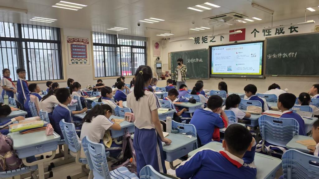 深圳市翠北实验小学第5周缅怀先烈与安全教育主题班会