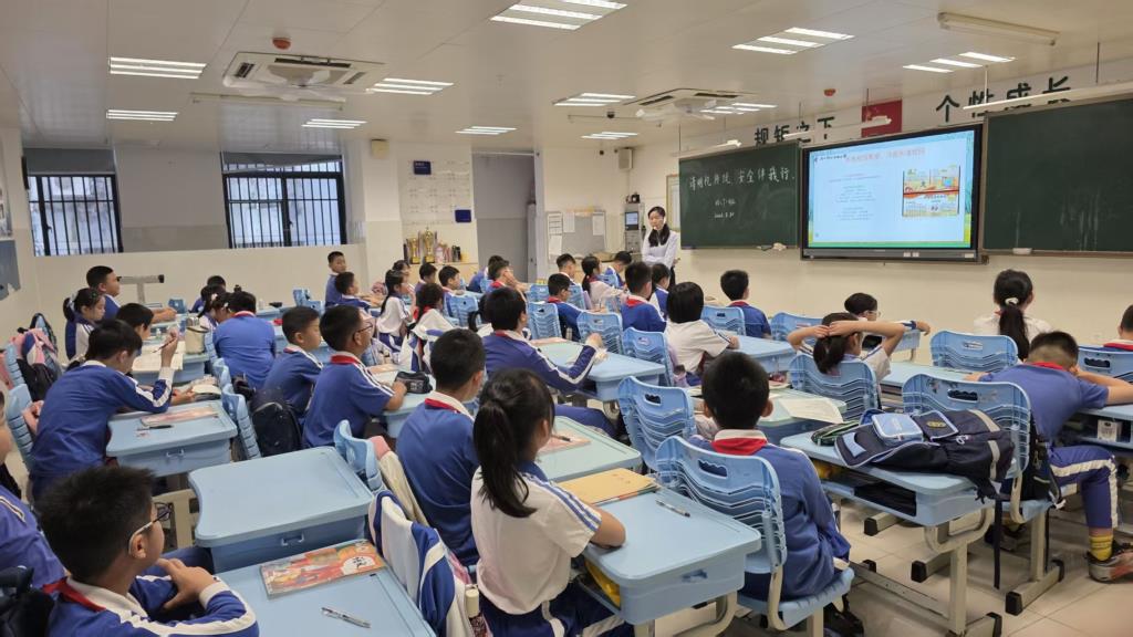 深圳市翠北实验小学第5周缅怀先烈与安全教育主题班会